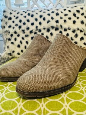 Seven Dials tan clogs